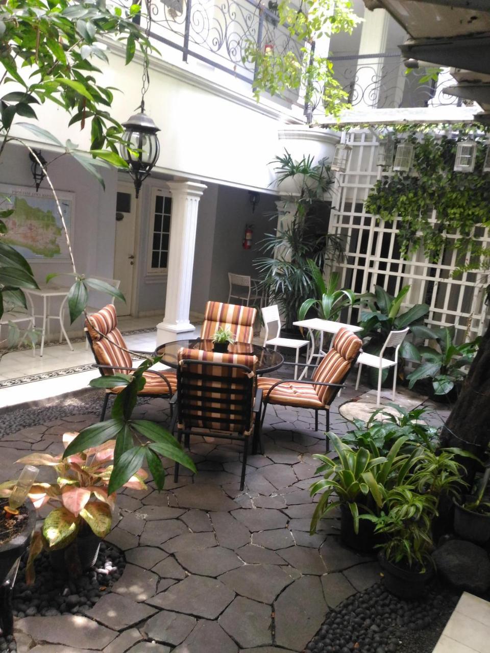 La Nostalgie Boutique Guest House Bandung Exterior foto